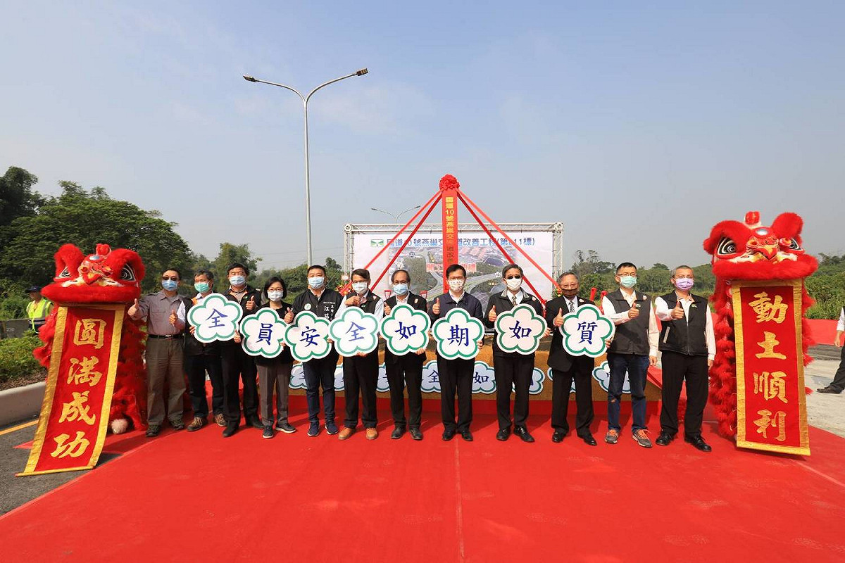 燕巢交流道興建之初，高速公路南側並無地方連絡道可銜接，僅能提供單側轉向服務。 圖：交通部／提供