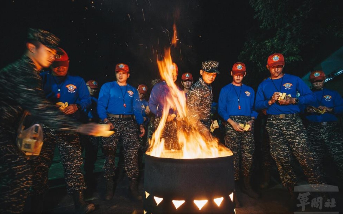 海軍陸戰隊兩棲偵搜大隊偵搜專長班第151期綜合考驗週前進行「祭旗儀式」。 圖:翻攝自軍聞社