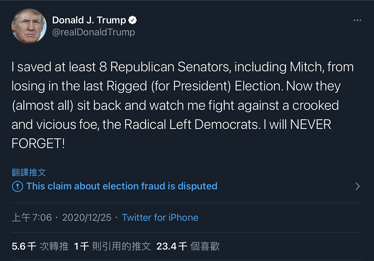 美國總統普推文痛批，「這場被作弊的選舉中，我至少救了8個共和黨參議員，包含密契（Mitch McConnell，共和黨參議院領袖麥康奈）在內，現在他們（幾乎所有人）就坐在後面看著我對抗扭曲和邪惡的敵人，那些激進的民主黨左派。我永遠不會忘記！」 圖：翻攝Donald Trump推特