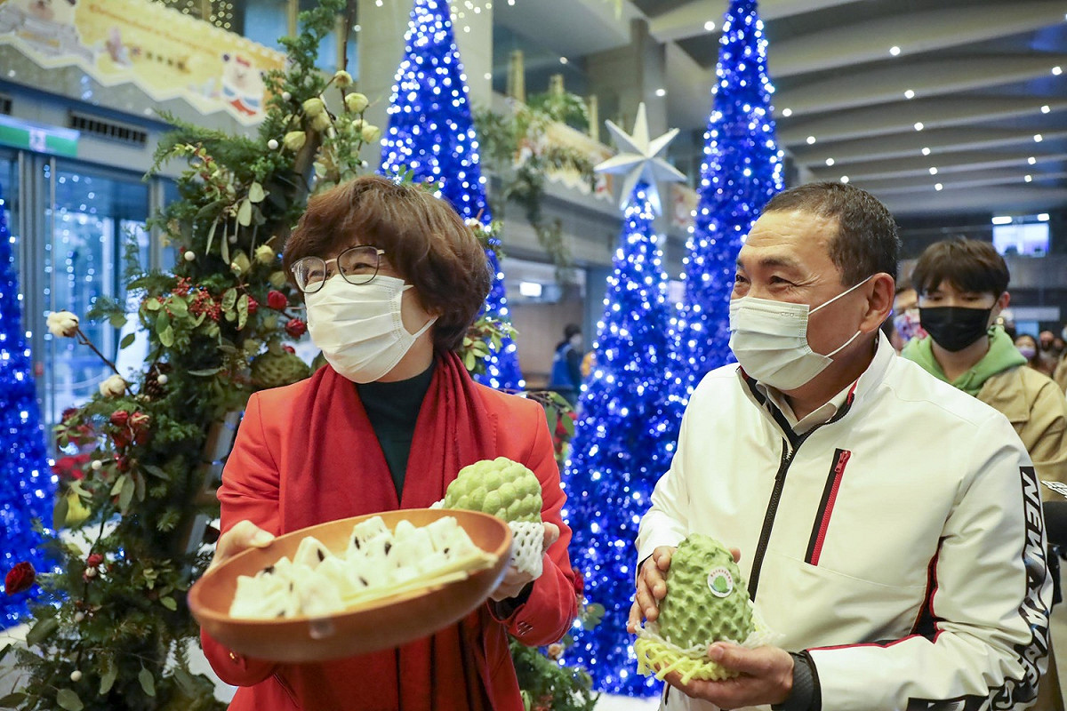新北市長侯友宜與台東縣長饒慶鈴日前攜手行銷台東優質釋迦。  圖：新北市農業局提供