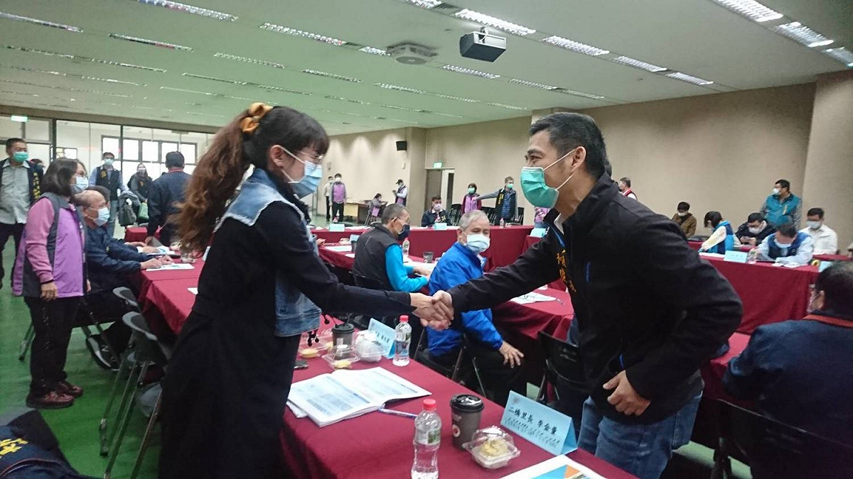 新北市政府在今年下半年的行動治理追蹤座談共辦理30場；圖為民政局長柯慶忠（右）本月24日到鶯歌區與里長座談。  圖：新北市民政局提供