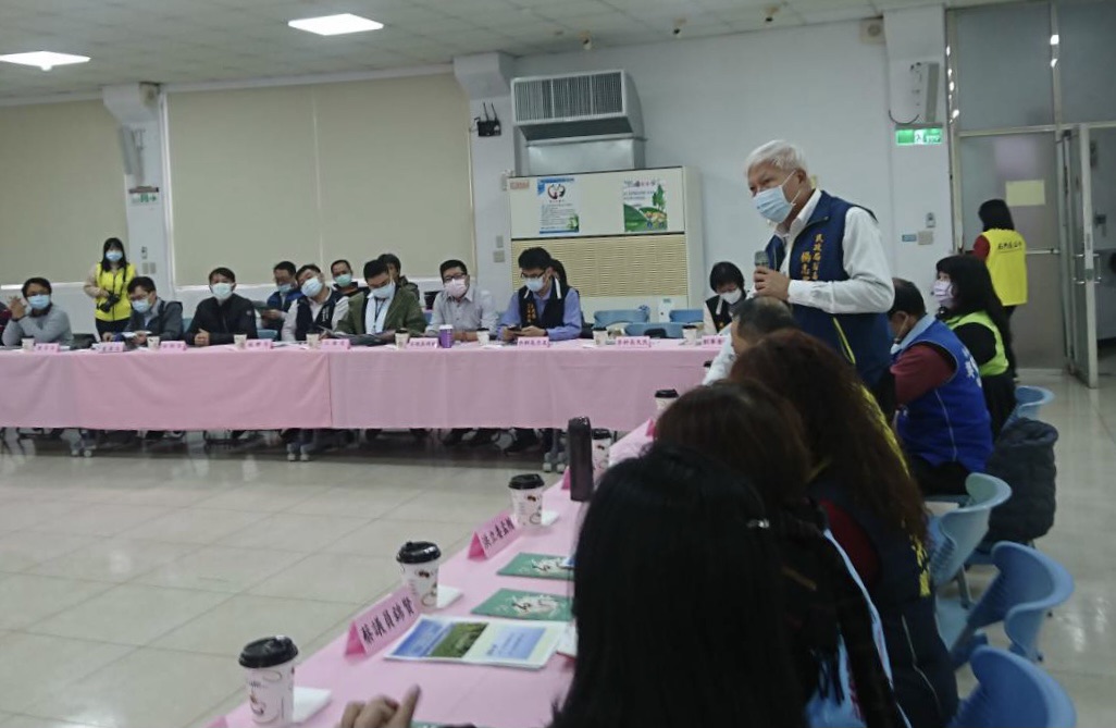 新北市府昨赴石門區進行今年最後一場行動治理；副局長楊志宏（立者）主持。 圖：新北市民政局提供
