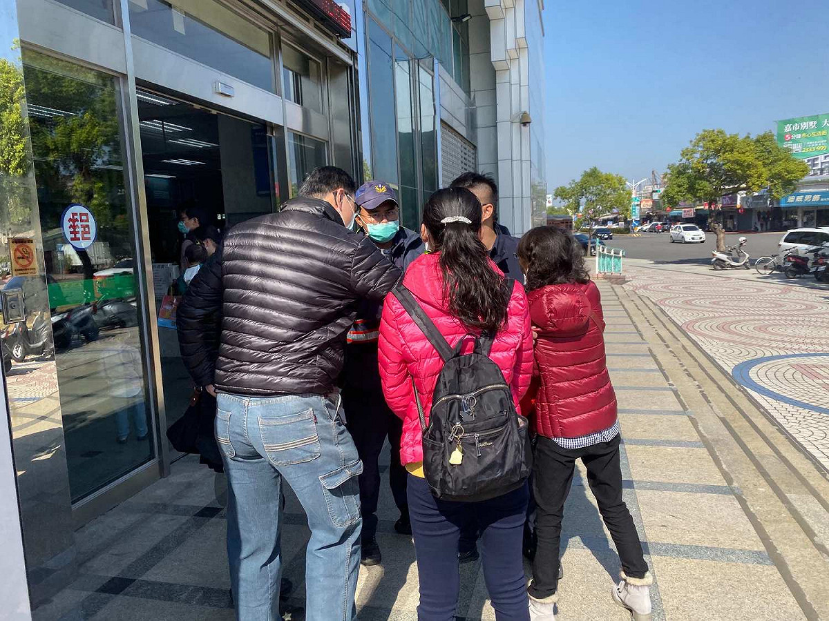 一名婦人到郵局要匯款給「網路男朋友」，多人前往勸阻。 圖：嘉義記者公會/提供