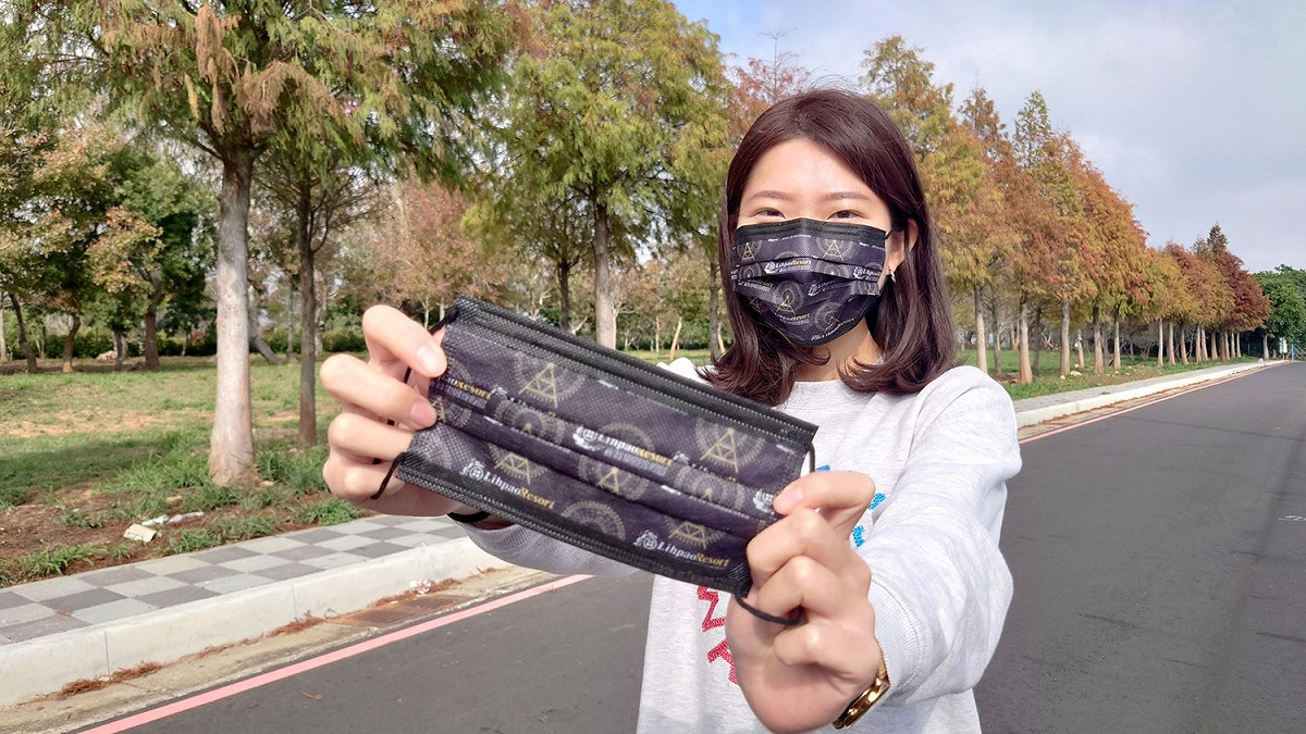 參加天空之夢尋光之旅活動，即送摩天輪黑金版口罩。 麗寶樂園/提供