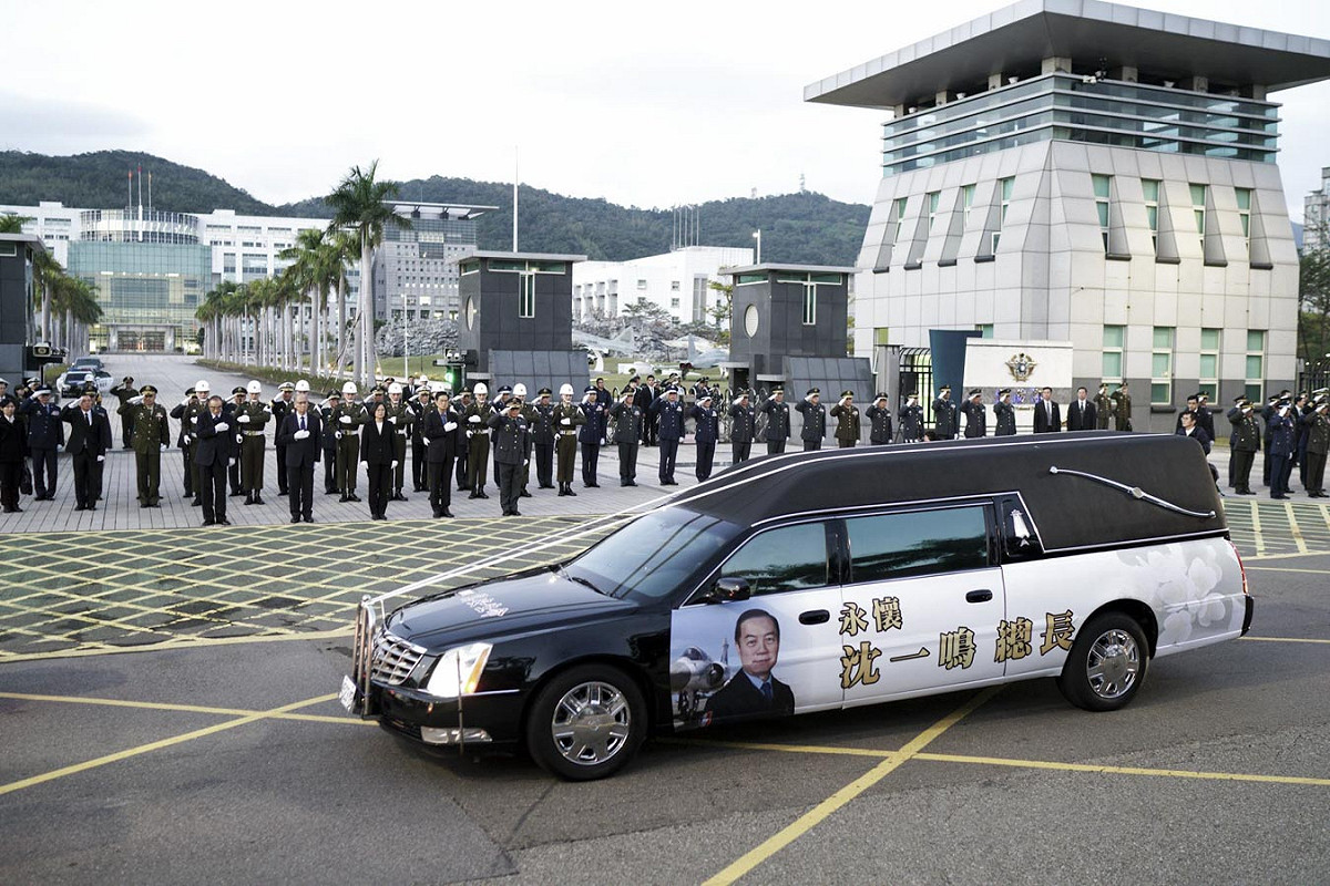 故參謀總長沈一鳴等黑鷹失事殉職將士的靈柩車隊行經國防部前，特地停車30秒，總統蔡英文率國安會秘書長李大維、國防部長嚴德發和數千名國軍官兵在國防部前向參謀總長沈一鳴等殉職將士敬禮致敬。 圖：張良一/攝