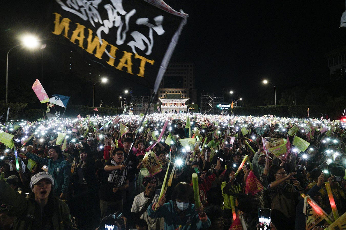 民進黨總統大選選前之夜1月10日在台北凱道舉辦，有人揮舞「台灣魂」旗幟，現場支持者也點亮手機燈光，總統府前的凱道亮起猶如繁星般的光點。 圖：張良一/攝