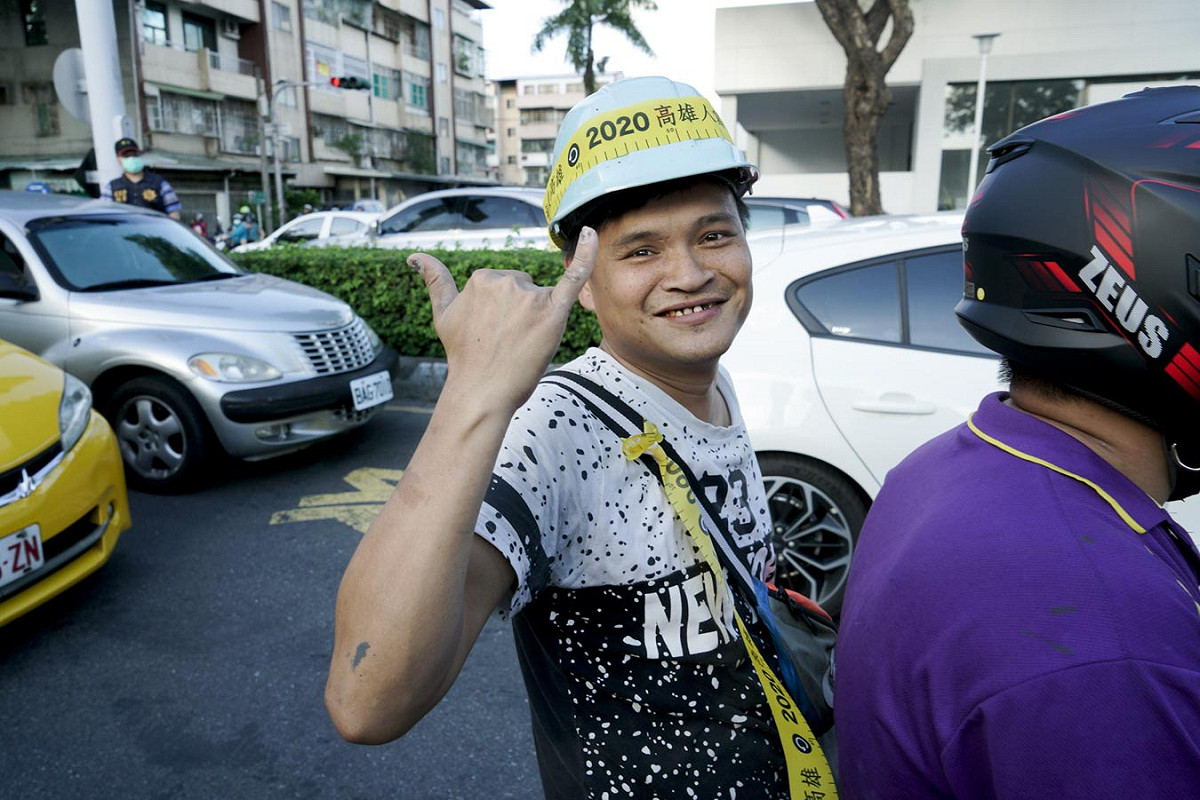 超過兩萬名罷韓支持者從高雄鳳山區澄清路與光復路口遊行到衛武營國家文化藝術中心戶外劇場前草地，象徵下週末的罷韓投票日就是光復高雄日，一位機車騎士向參加罷韓三山演習的民眾比出罷韓手勢。 圖：張良一/攝