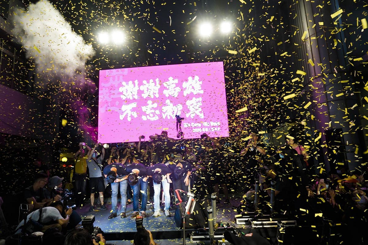 罷免高雄市長韓國瑜的同意票逾93萬張，超越2018年韓國瑜當選市長得票數，罷韓四君子在光復高雄總部前鞠躬感謝所有到場支持者，許多黃絲帶也在空中飄揚。 圖：張良一/攝