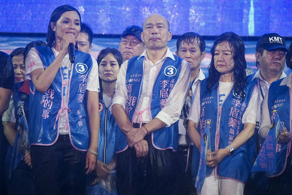 被將近94萬名高雄選民罷免的前高雄市長韓國瑜，神隱兩個月後，8月14日晚上在選前決戰夜現身，為國民黨提名的高雄市長候選人李眉蓁站台拉抬聲勢，但是突然而來的傾盆大雨讓眾人濕透，場面稀微。 圖：張良一/攝