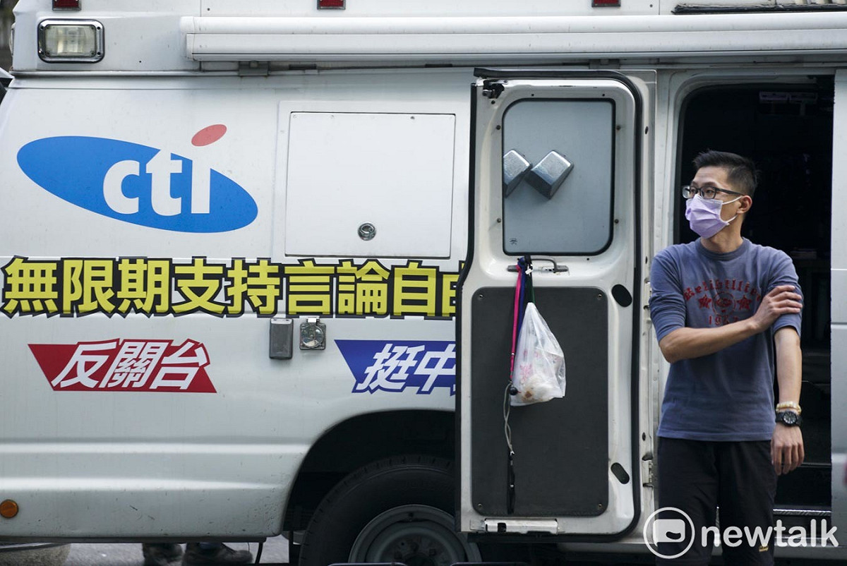 中天新聞台換照案，NCC決議不予換照，一位中天電視員工在記者會現場外進行現場連線。 圖：張良一/攝