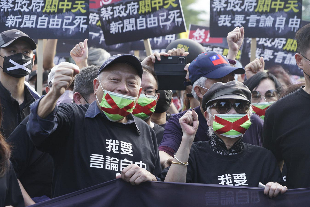 旺旺集團總裁蔡衍明與聯合報發行人王效蘭在秋鬥遊行現場同框，並高喊我要新聞自由等口號。 圖：張良一/攝