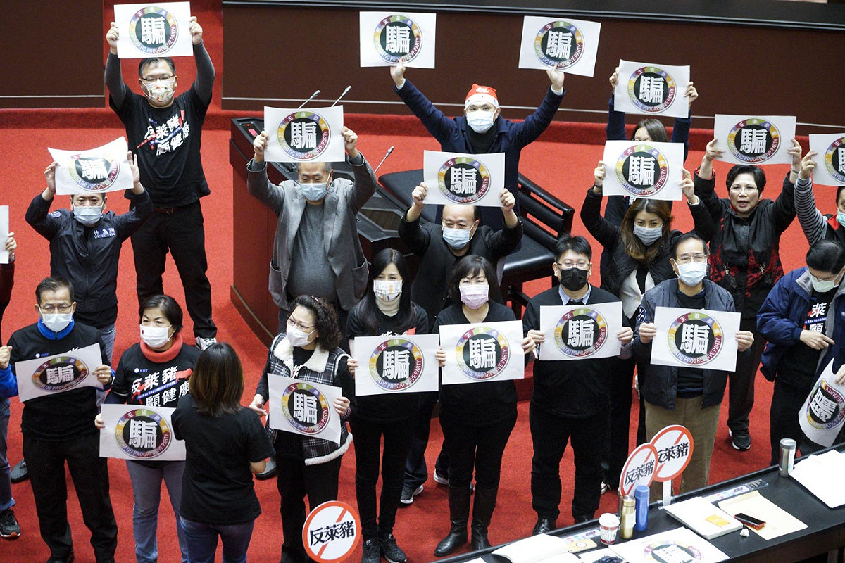 國民黨團立法院審查萊豬行政命令時，在立院議場內表決時高舉「騙」手舉牌。 圖：張良一/攝（資料照）