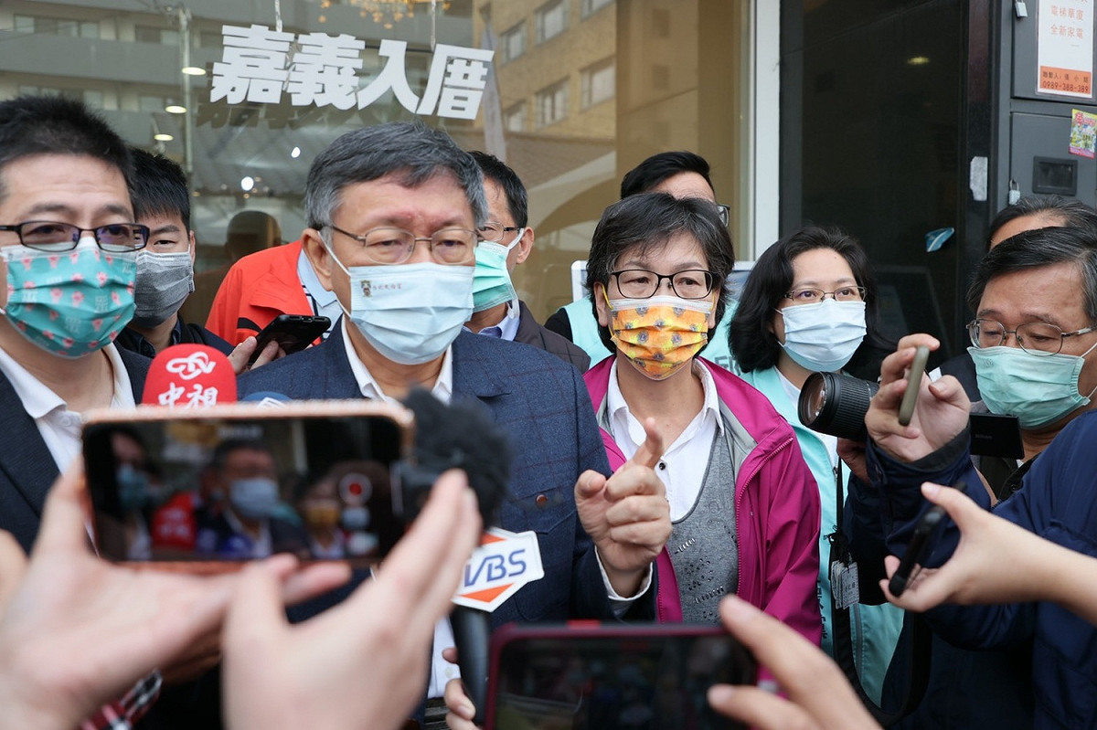柯文哲今天出席民眾黨嘉義總服務處開幕茶會，接受媒體訪問。 圖:民眾黨提供