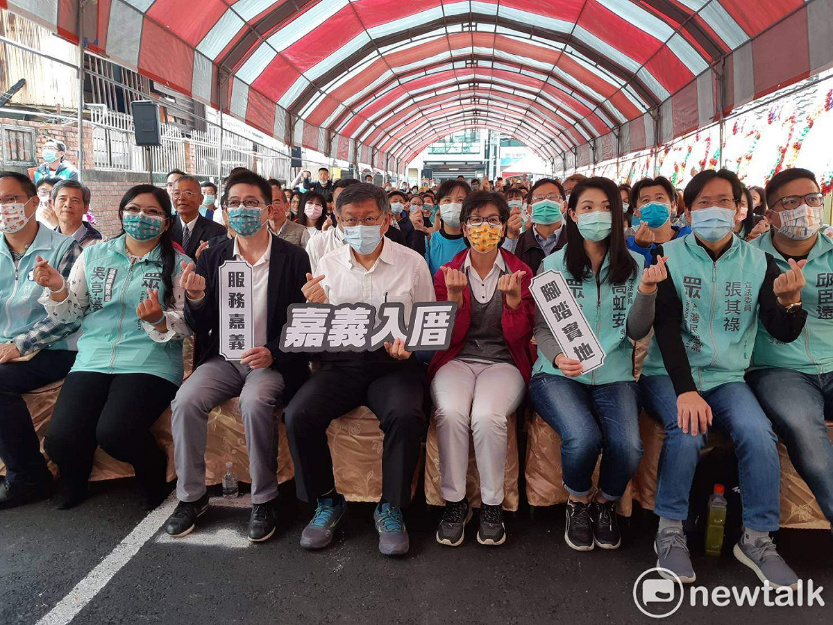 民眾黨嘉義總服務處27日成立，黨主席柯文哲和五位黨籍立委全員到齊。 圖：蔡坤龍/攝