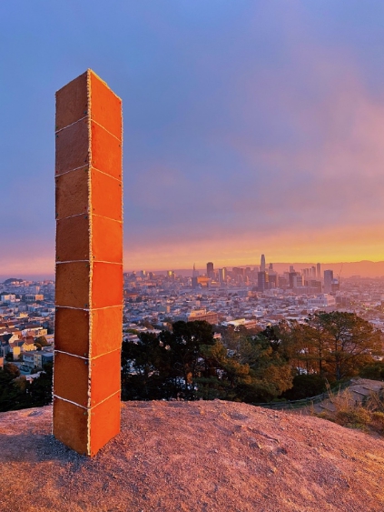 加州舊金山科羅納高地公園(Corona Heights Park)出現七呎高的薑餅巨柱。 圖 : 翻攝自@Anand Sharma Twitter