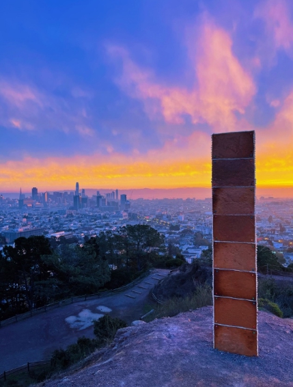 加州舊金山科羅納高地公園(Corona Heights Park)出現七呎高的薑餅巨柱。 圖 : 翻攝自@Anand Sharma Twitter