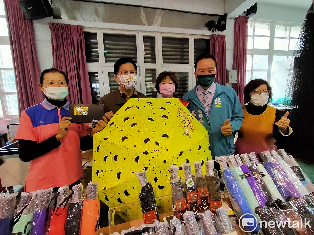 林佳龍肯定富雨洋傘不斷開發具特色的產品，圖中的洋傘就有保育類動物石虎。 唐復年/攝