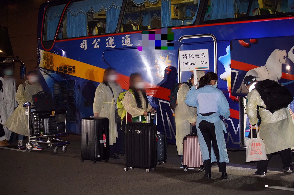 英國返台旅客準備搭乘專車前往集中檢疫所。 圖:林昀真/攝