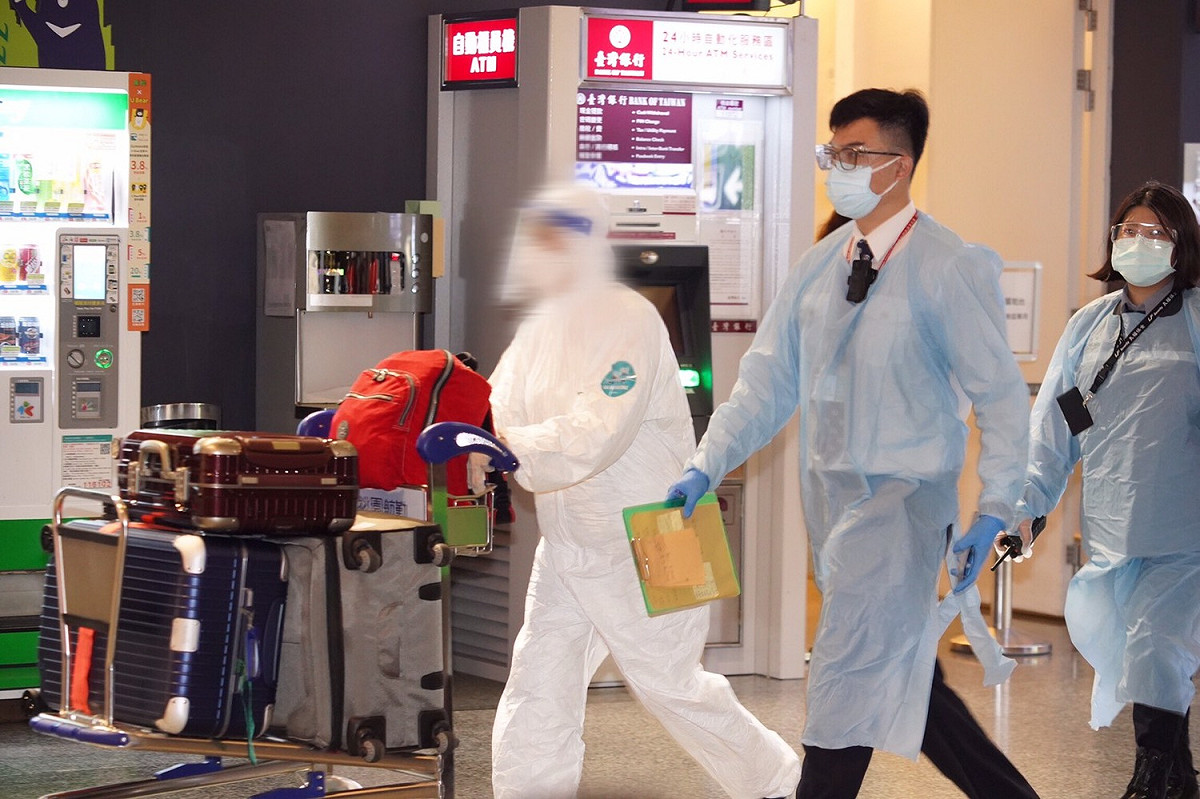 華航英國航班今晚抵達桃機，機上127人中已有18人完成採檢，其中4名旅客有症狀現場採檢，另1名旅客因發燒緊急送醫採檢。 圖:林昀真/攝