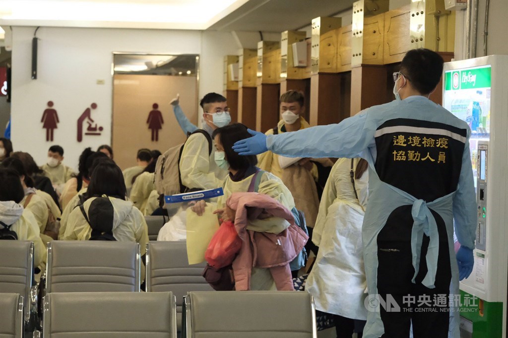從英國載送114名旅客的華航班機27日下午5時餘抵達桃園機場，機場檢疫人員嚴陣以待，旅客走獨立通道，與其他航班的旅客分流。中央社記者吳睿騏桃園機場攝。 圖：中央社／提供