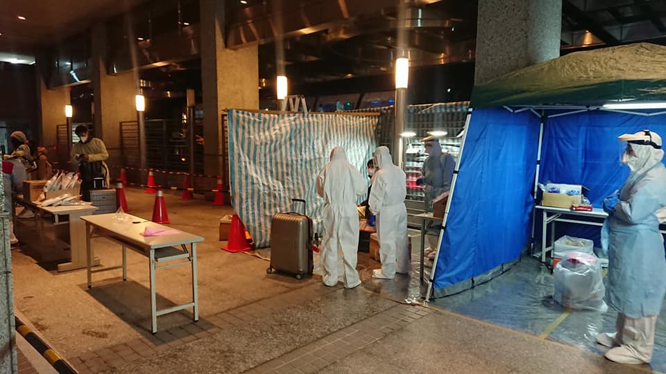 台灣對英國入境者加強防疫，醫福會執行長王必勝在臉書曝光旅客抵達檢疫所畫面。 圖：翻攝自王必勝臉書