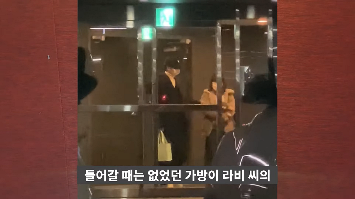 韓媒拍到太妍和Ravi進出對方家中。 圖：截圖自이기자 심플리