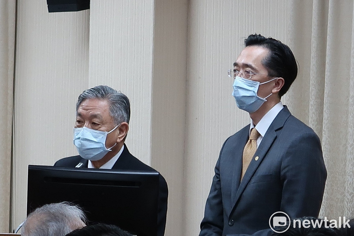 外交部次長田中光及北美司司長徐佑典（右） 圖：林朝億/攝