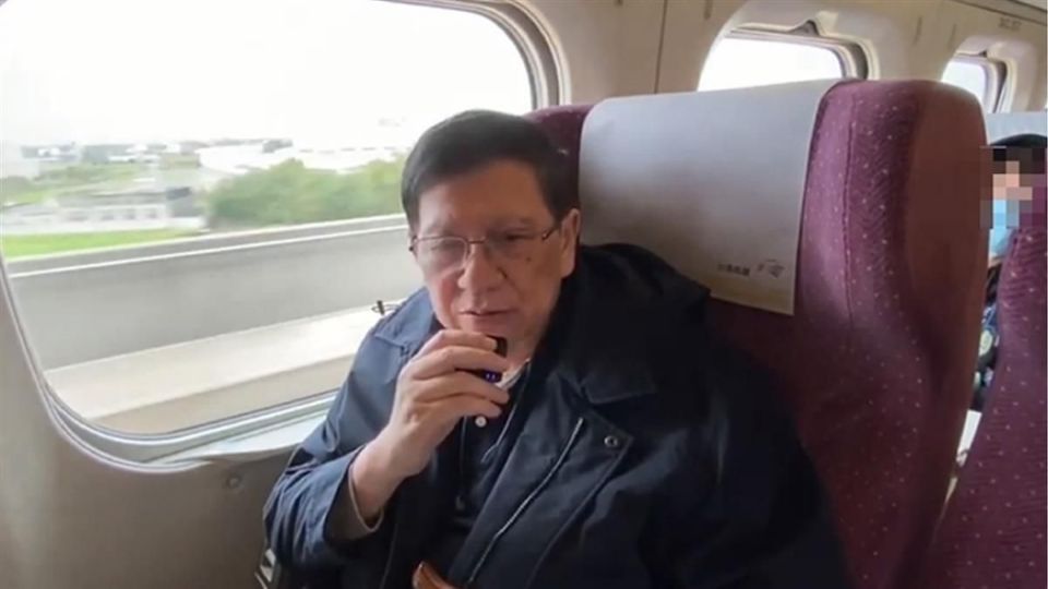 香港資深時事評論員蕭若元於台灣高鐵內拍攝影片、未戴口罩。 圖：翻攝自Youtube memehongkong