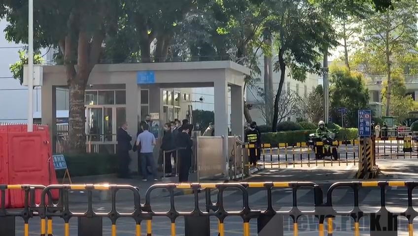 12港人偷渡案當中10名成年被告在深圳鹽田法院首度開庭受審。 圖：翻攝香港電台網頁