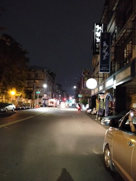 高雄市鳳山區驚傳天然氣管線外洩，警消封街戒備。 圖：翻攝高雄市鳳山區五甲國民小學臉書