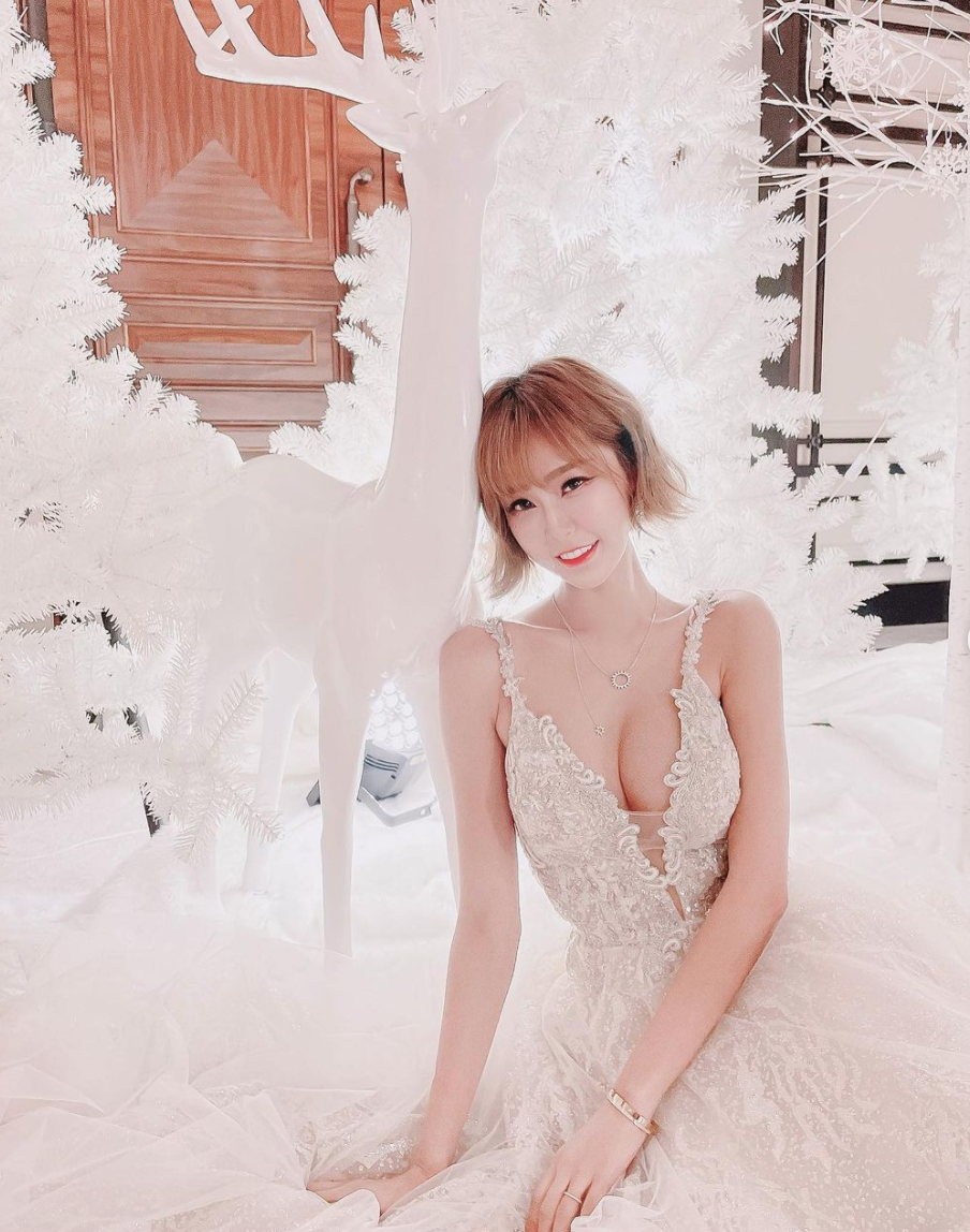 小雪穿深V禮服。 圖：翻攝IG／小雪
