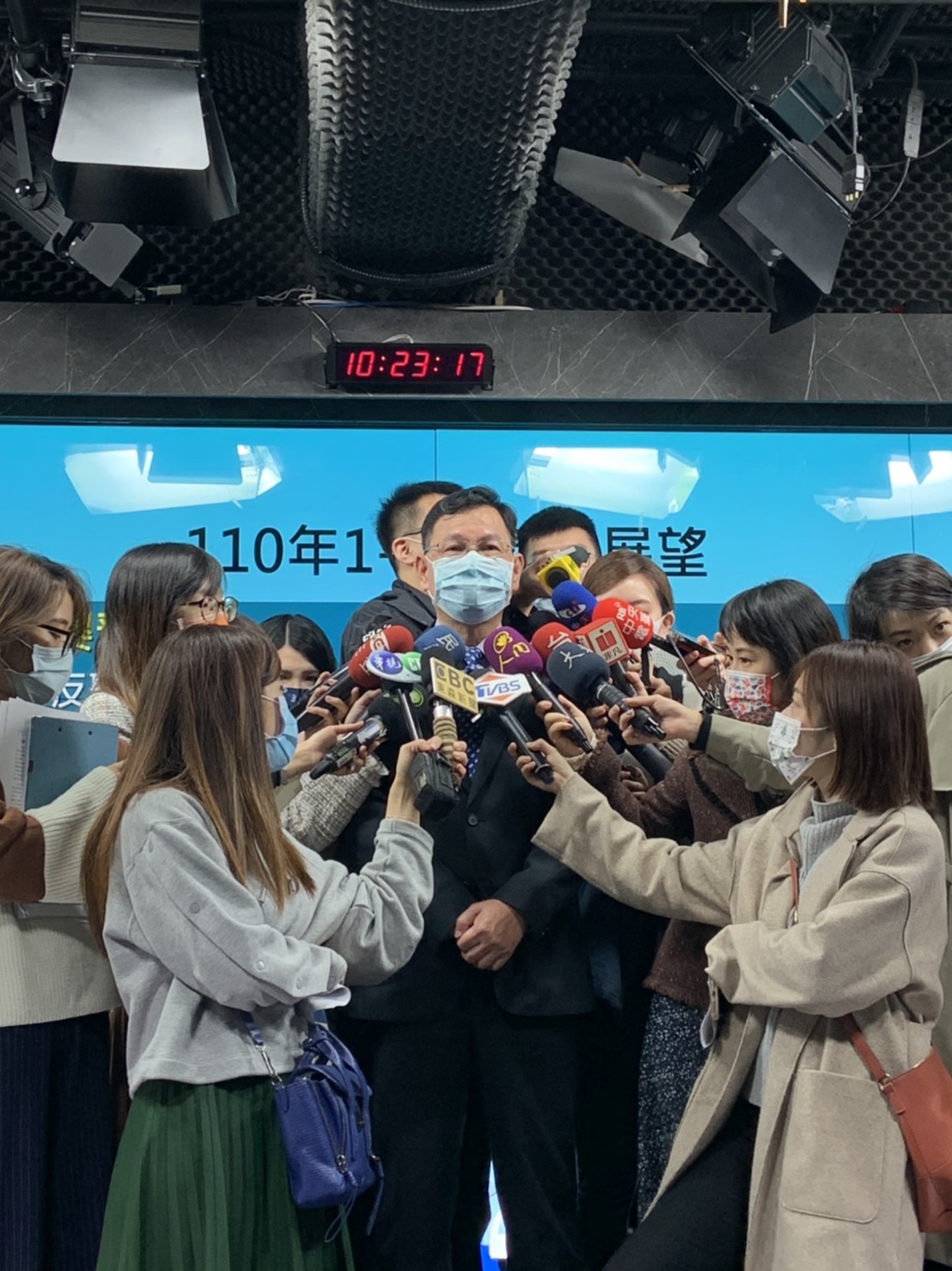 中央氣象局今日召開年終記者會，氣象預報中心主任呂國臣表示，今年台灣年均溫再創新高。 圖：張家寧／攝