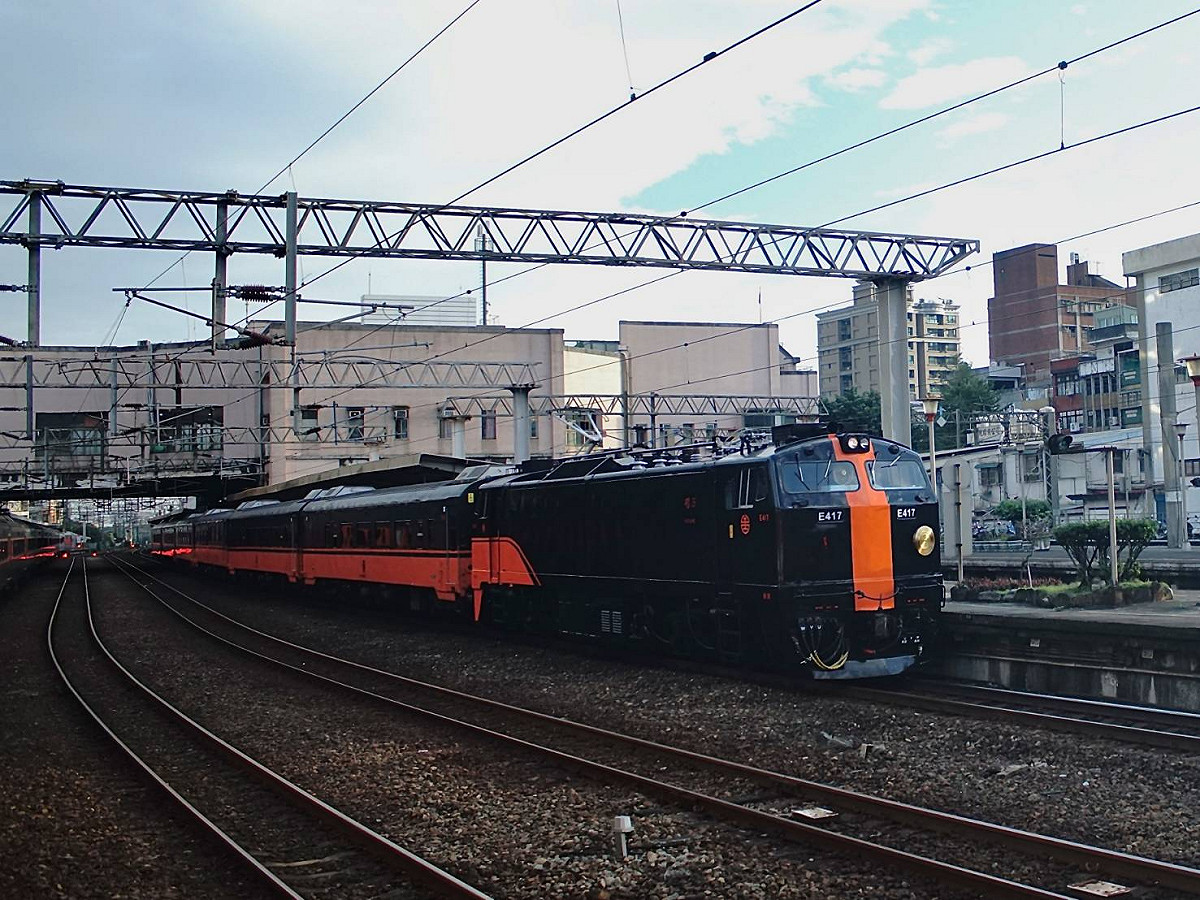 台鐵觀光列車鳴日號今天正式通車。 圖：鐵路管理局／提供