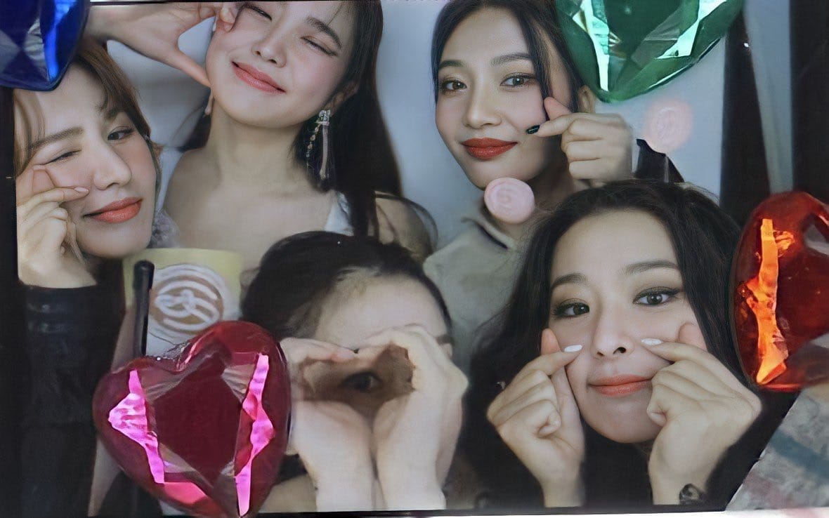 今日公開的最新5人合照。 圖：翻攝自SMTOWN 推特