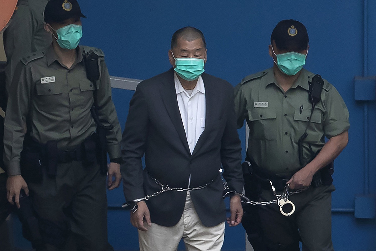 香港壹傳媒前主席黎智英手銬＋腰鍊加身震驚國際。 圖：達志影像/美聯社資料照