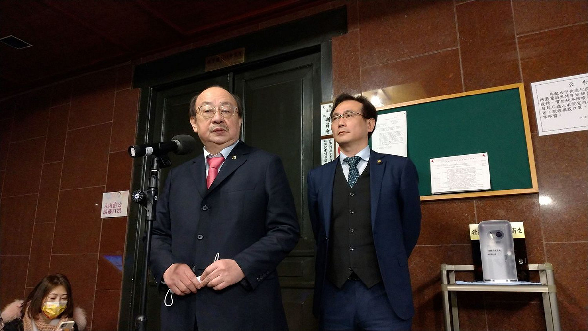 黨團總召柯建銘於黨團會議後接受媒體訪問。 圖:陳佩君/攝
