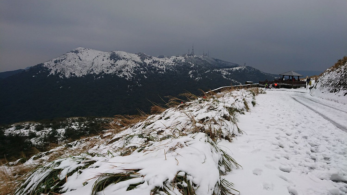 受到寒流影響，陽明山的大屯山氣溫已降到1度，有機會下雪。 圖：翻攝自陽明山國家公園臉書(資料照)