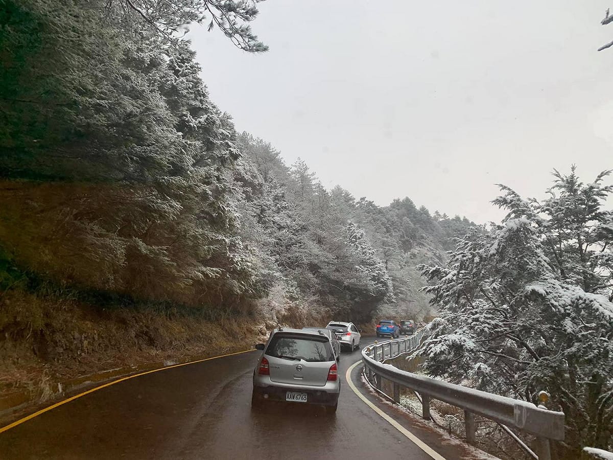 為確保用路平安，合歡山下午5點起預警性封閉台8線部分路段，車輛只出不進。 圖：取自粉專「合歡山賞雪機動團」