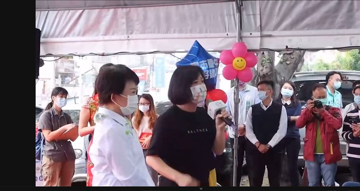 何欣純當著盧秀燕的面指開工拖延竟是市府沒編預算。 圖:羅廷瑋/提供
