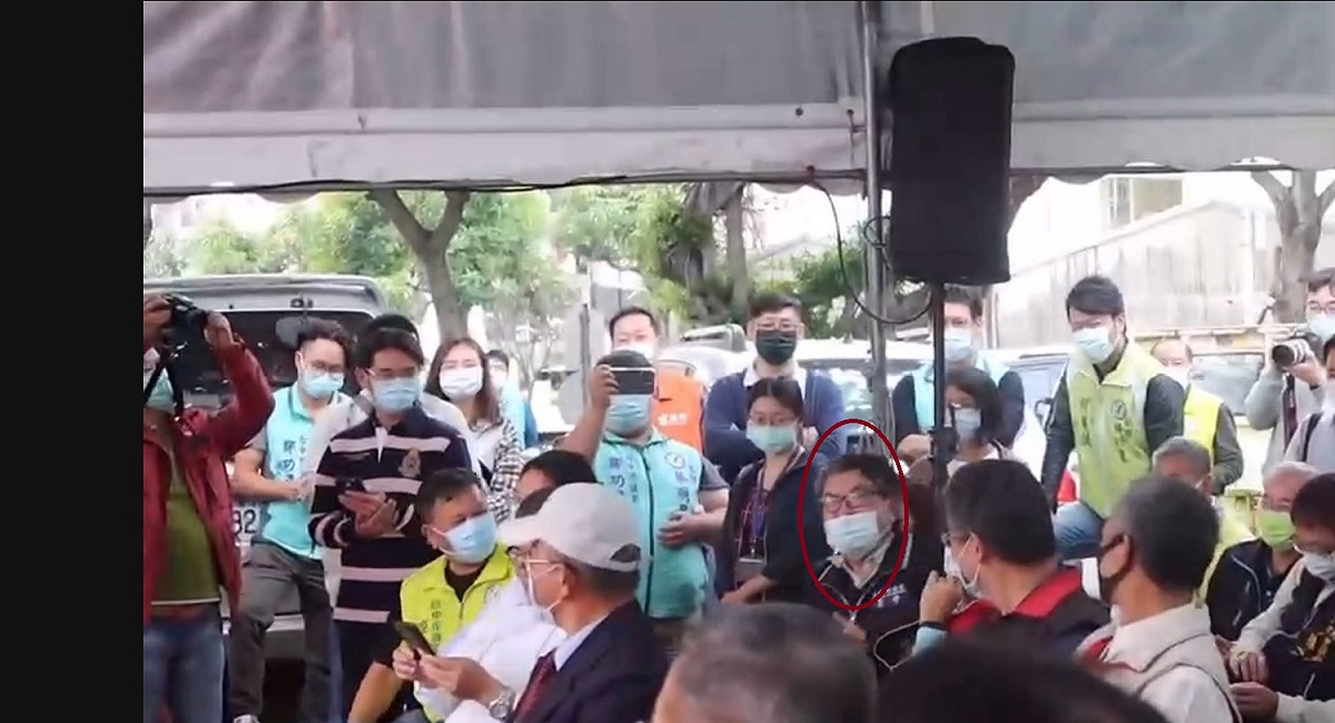國民黨市議員李中在台下罵「林佳龍無能」。 圖:羅廷瑋/提供