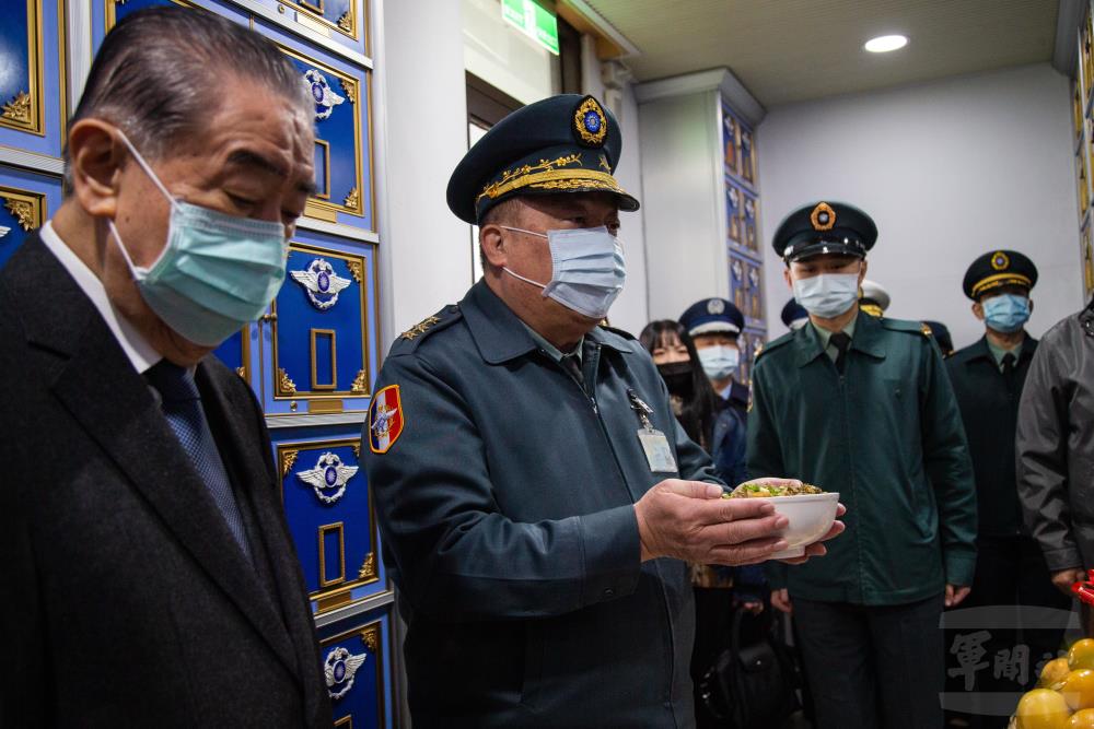 徐執行官與李理事長於故政戰局副局長于親文中將靈前致祭。 圖/軍聞社提供