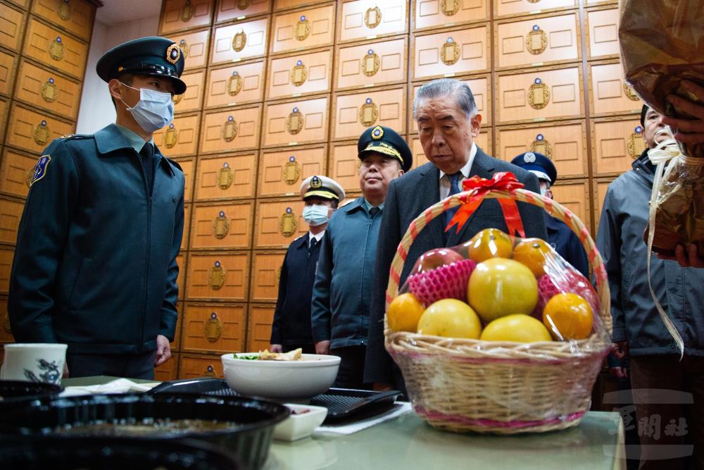 徐執行官與李理事長前往故參謀總長沈一鳴一級上將靈前，緬懷沈前總長為國殉職的英風偉烈。 圖/軍聞社提供