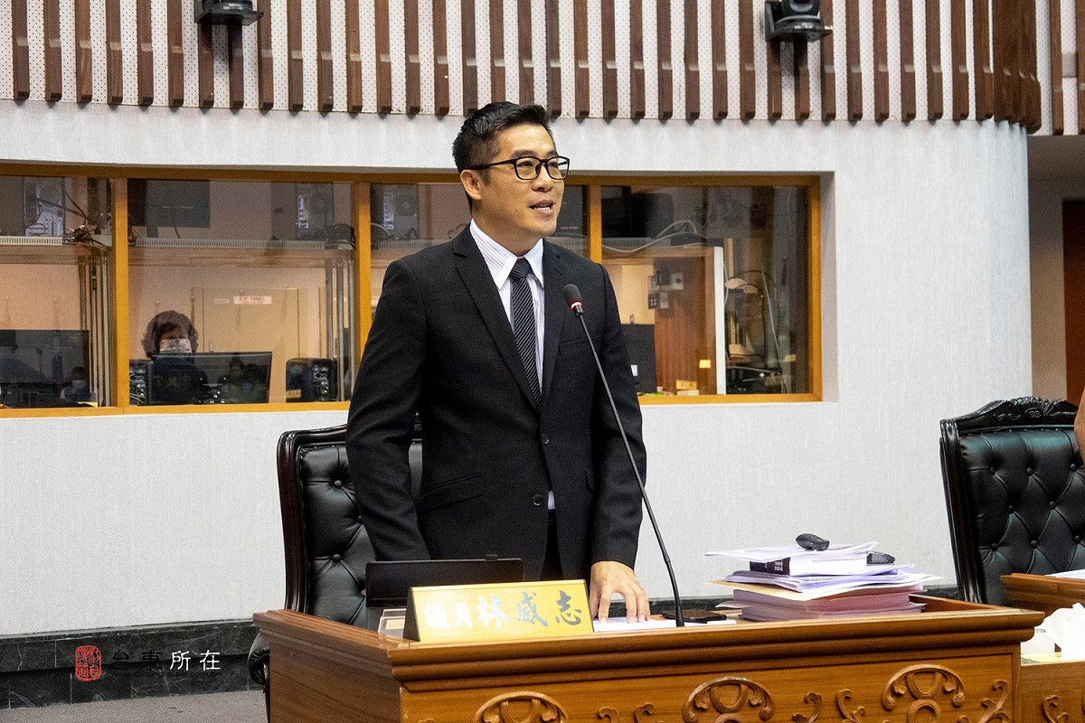 國民黨台東縣議員林威志涉嫌詐領助理費，檢方認定林涉嫌違反貪污治罪條例，法官庭審後，裁定以80萬元交保，並限制住居及定期向派出所報到。 圖：翻攝林威志臉書
