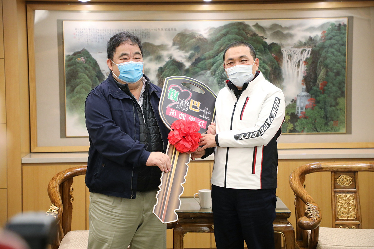 侯友宜代表接受智英科技捐贈復康巴士。 圖:新北市政府新聞局/提供
