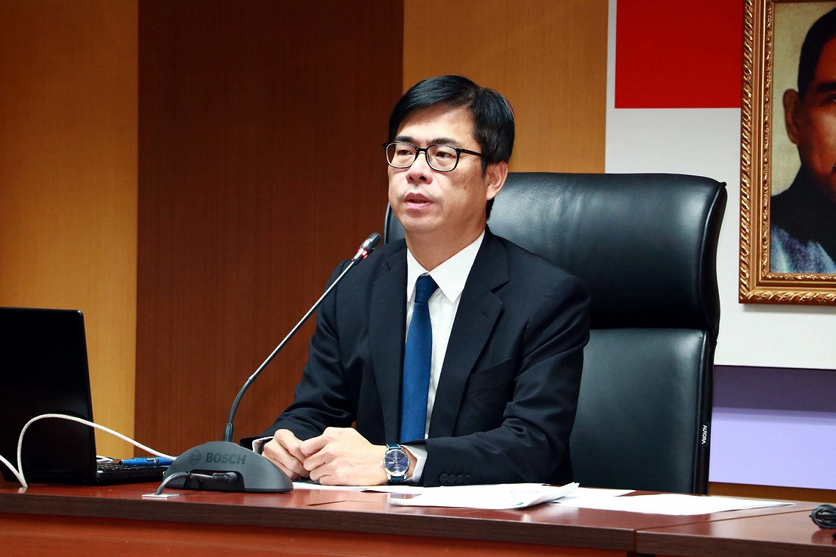 陳其邁建議留在家裡線上收看公用頻道，同樣可以感受現場熱情。 圖：高雄市政府／提供