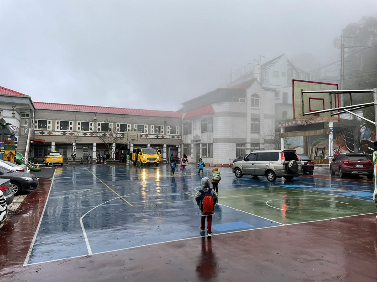 復興區高義國民小學、三光國民小學、光華國民小學、巴崚國民小學及復興區立幼兒園華陵分班明日停班停課一日。圖為巴陵國小校園景。 圖：桃園市政府教育局/提供
