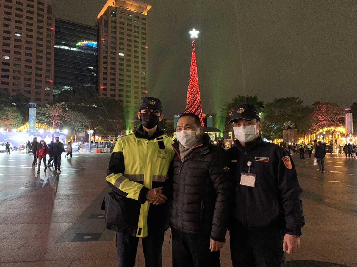 侯友宜今晚特地到市民廣場向工作人員、警察致謝。  圖：新北市觀光旅遊局提供