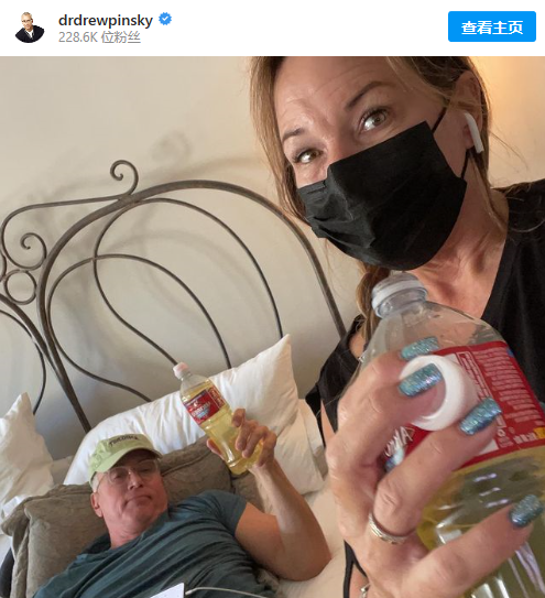 德魯29日在社交媒體Instagram上發佈了一張自己躺在床上的照片，證實自己感染新冠病毒，目前正在家休養。 圖 : 翻攝自德魯·平斯基IG