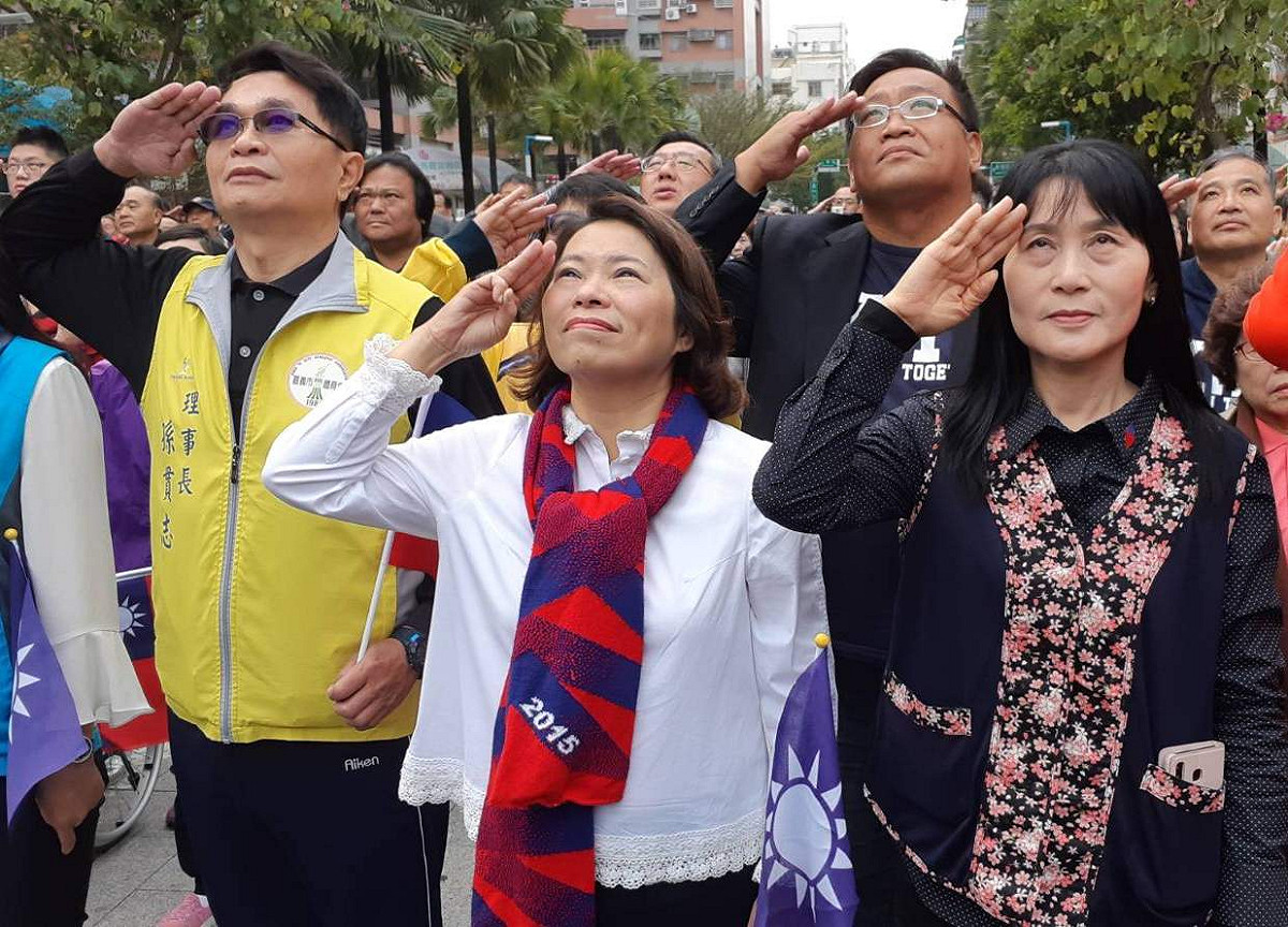 嘉義市政府元旦升旗典禮縮小規模，經國新城則照常舉行，圖為市長黃敏惠去年參加經國新城升旗典禮畫面。 圖：蔡坤龍/攝（資料照）
