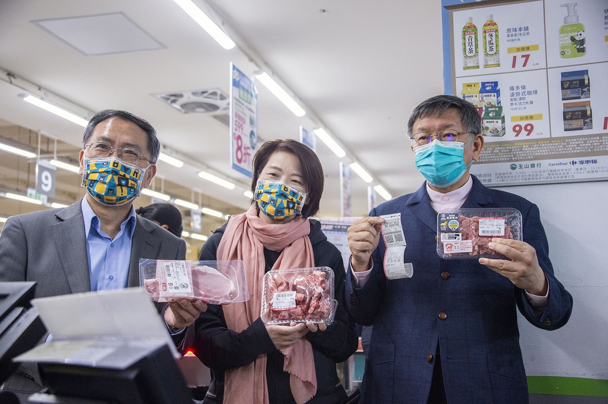 今（1日）上午台北市長柯文哲視察家樂福「不含萊劑專區」。 圖：台北市政府提供